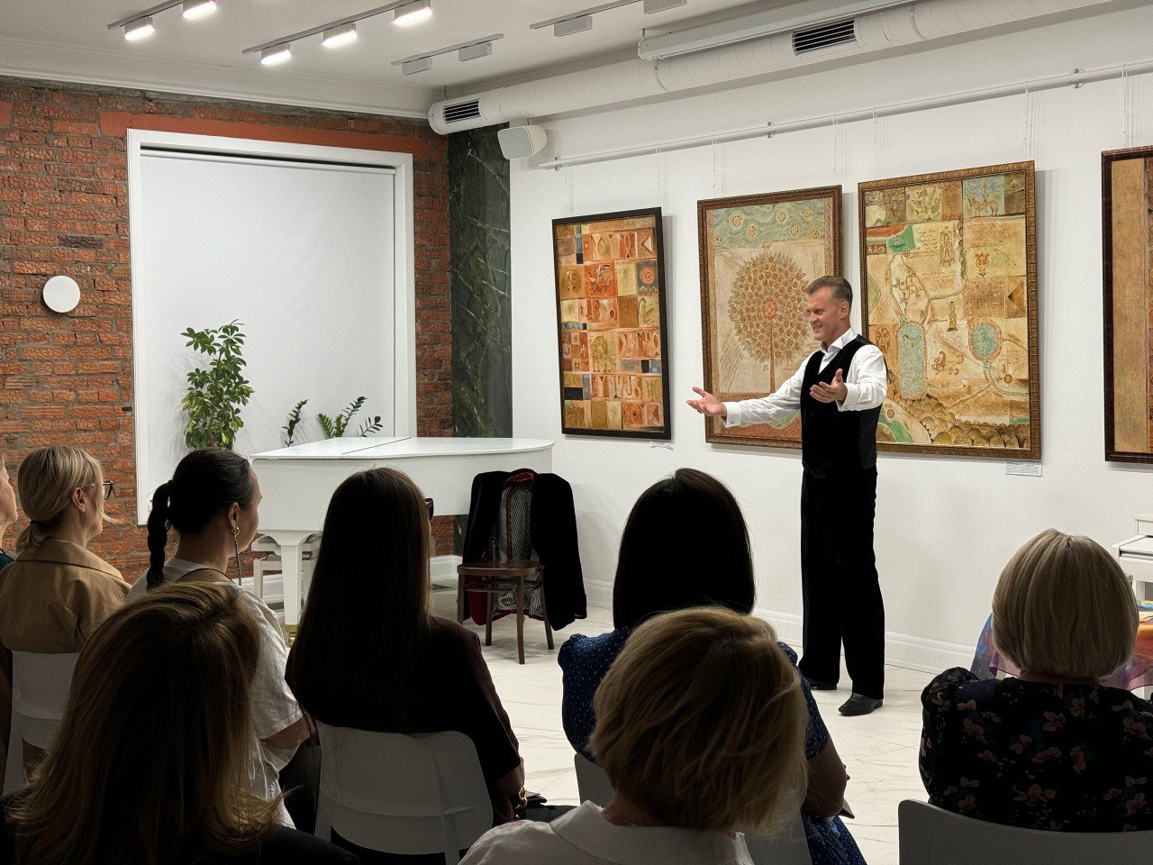 В «Искусство жить» представили моноспектакль Олега Попова «вЛЮБлённыйМАЯКОWСКИЙ и ЕГО женщины\А»