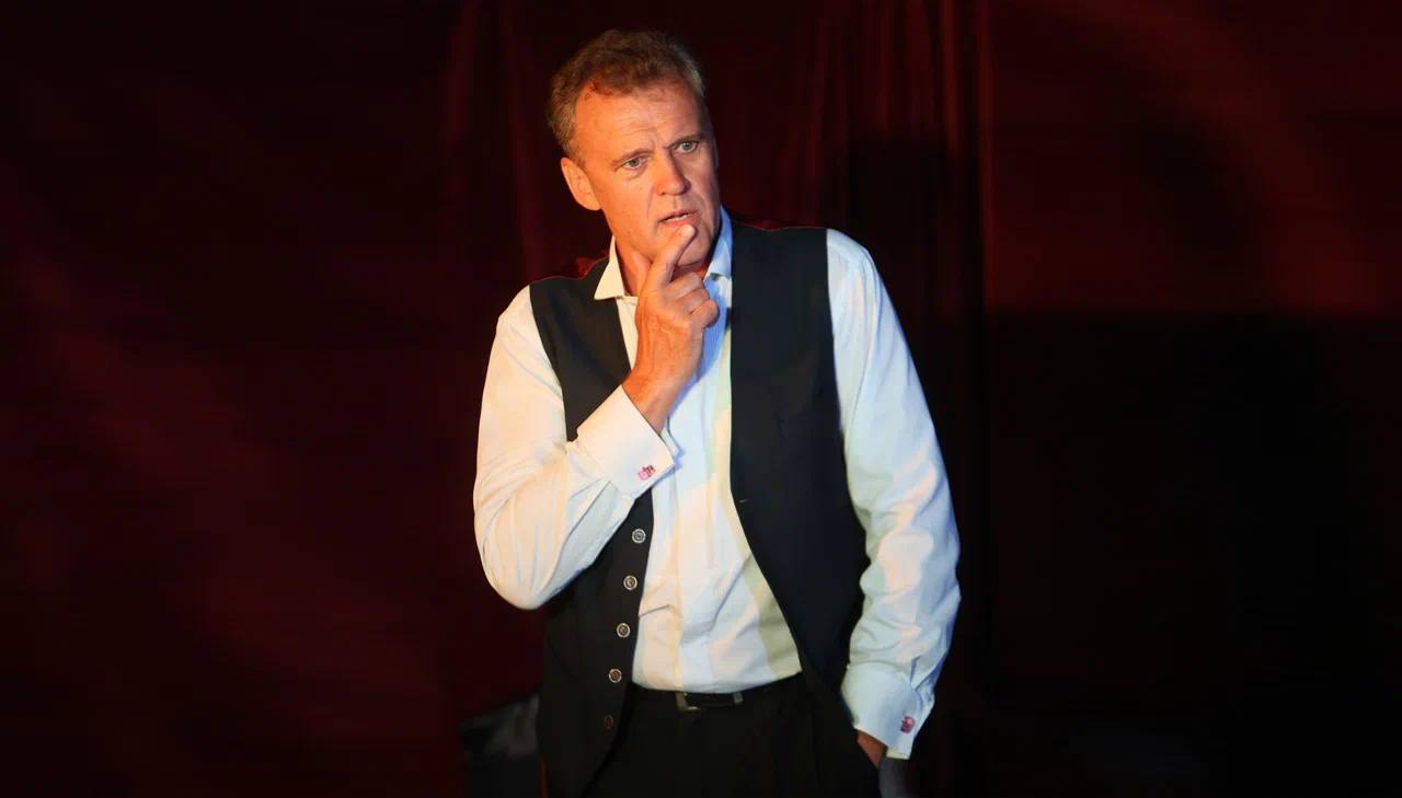 В культурном центре "Искусство жить" состоится показ моноспектакля "В человеке должно быть все..." Литературного театра Олега Попова