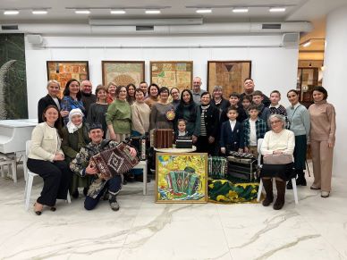 В «Искусство жить» состоялась творческая встреча с гармонистом-виртуозом из Самары Мидехатом Аминовым